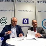 El presidente de Cámara de Alicante y el presidente de ICTE firmando hoy el convenio