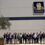 Foto de familia de las empresas centenarias durante la visita a Carmencita