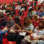 Jovenes participantes en la feria  durante la apertura del evento